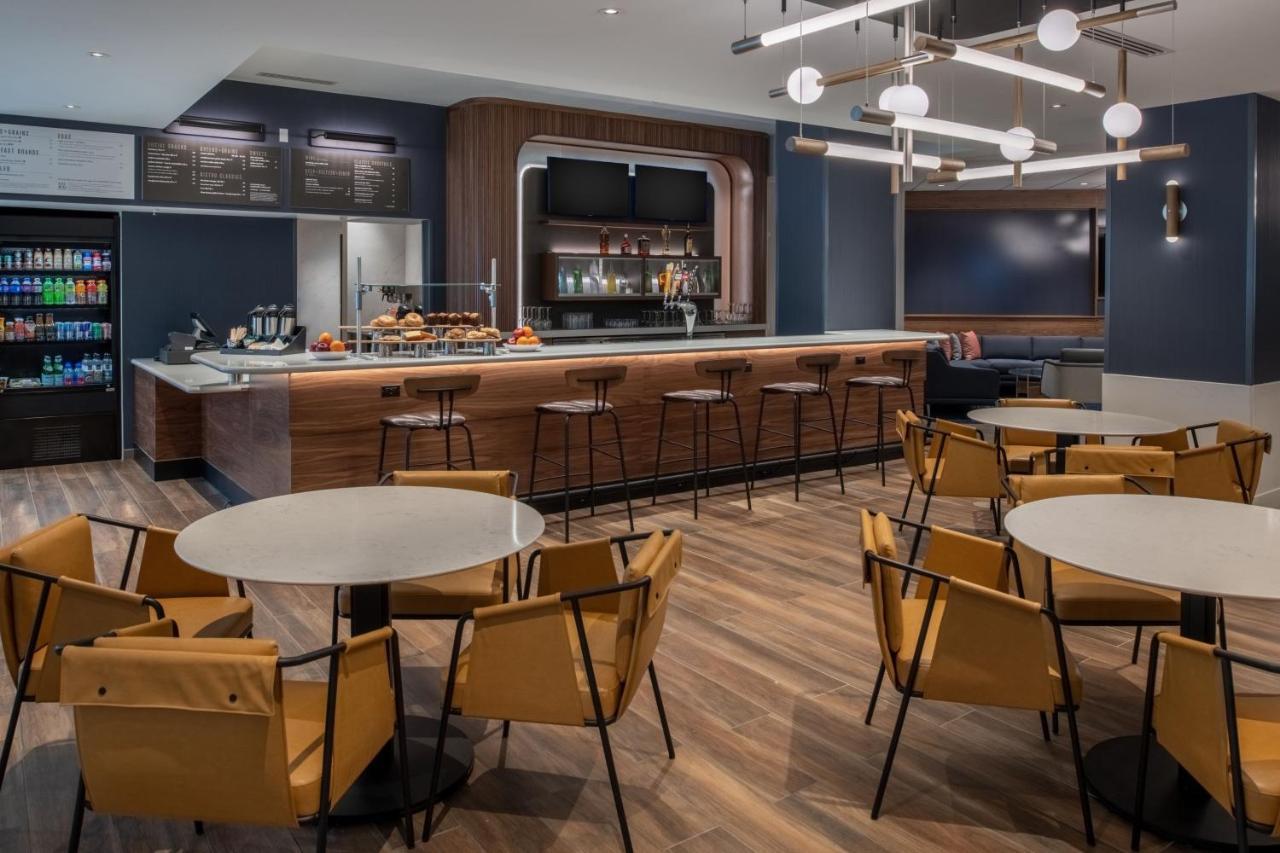 Courtyard By Marriott Olympia Hotel Екстериор снимка
