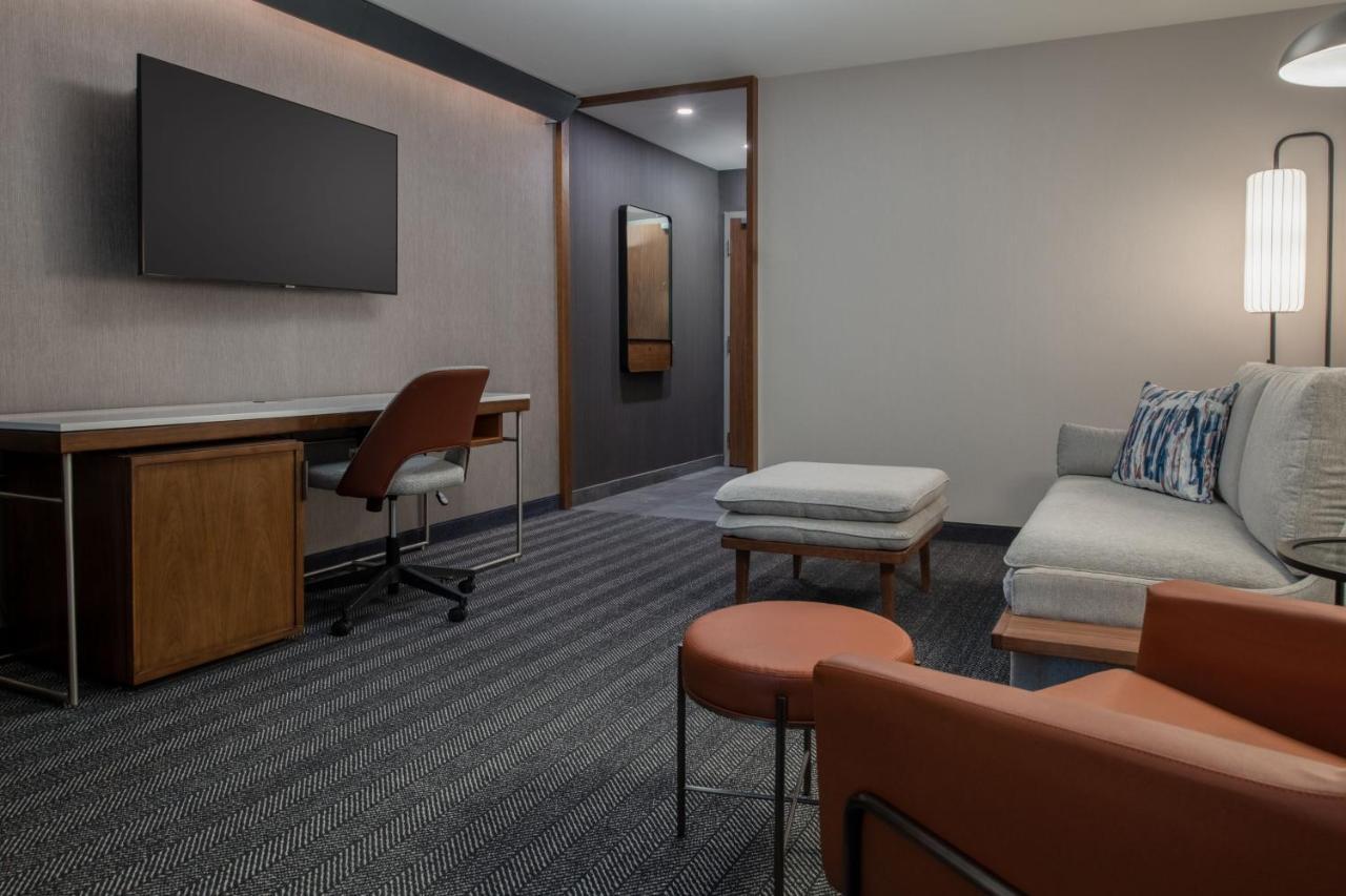 Courtyard By Marriott Olympia Hotel Екстериор снимка