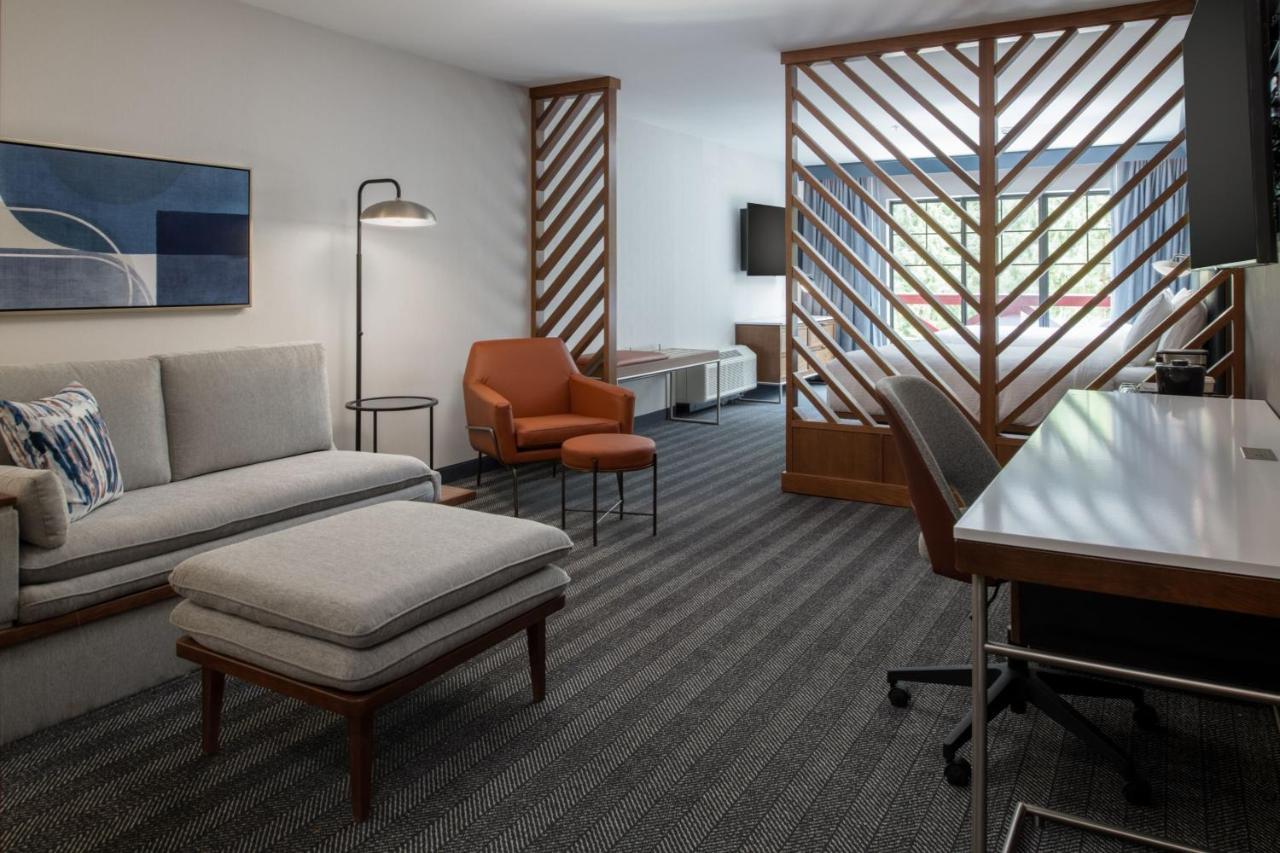 Courtyard By Marriott Olympia Hotel Екстериор снимка