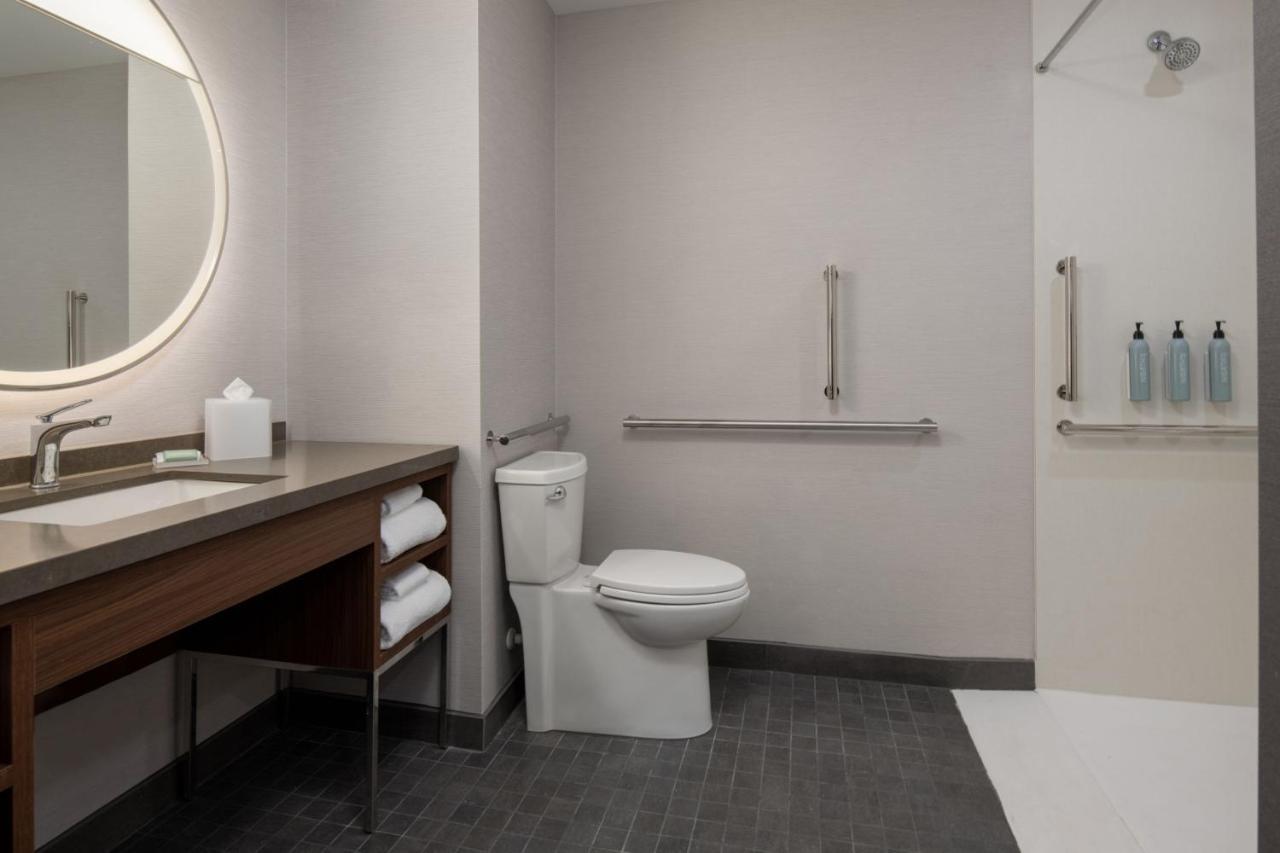 Courtyard By Marriott Olympia Hotel Екстериор снимка