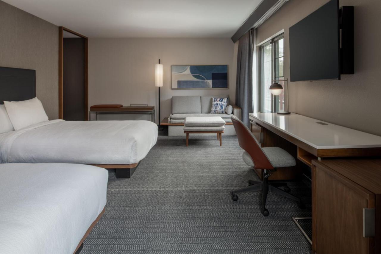Courtyard By Marriott Olympia Hotel Екстериор снимка